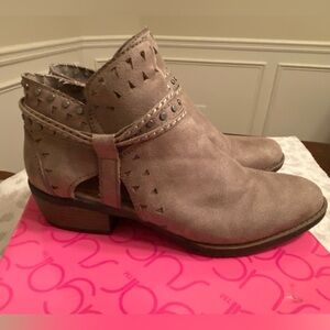 Sugar Terraine Distressed Taupe Ankle Booties Size 8.5M